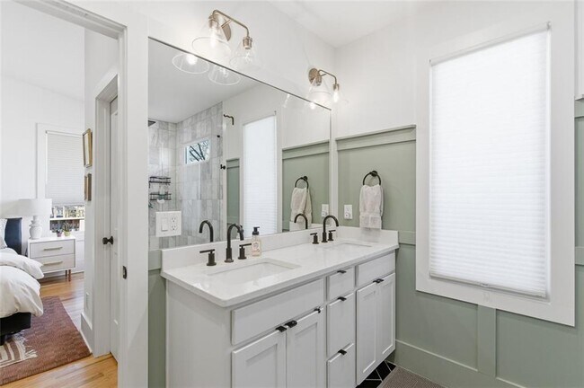 Building Photo - 1030 Kirkwood Ave SE