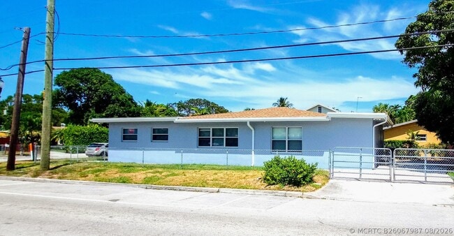 Building Photo - 628 Monroe Dr