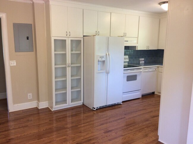 Building Photo - OAK CREST