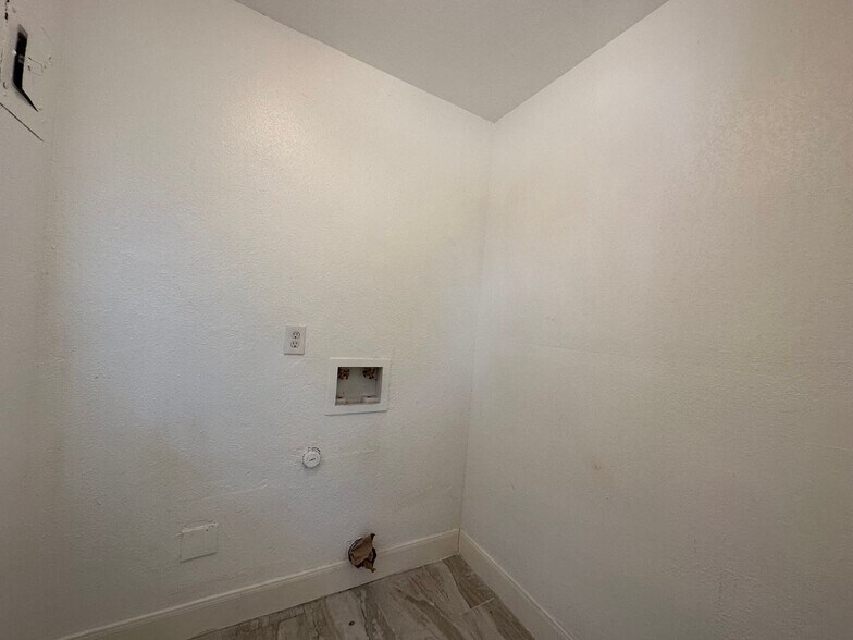 Building Photo - 220 S Shore Pl