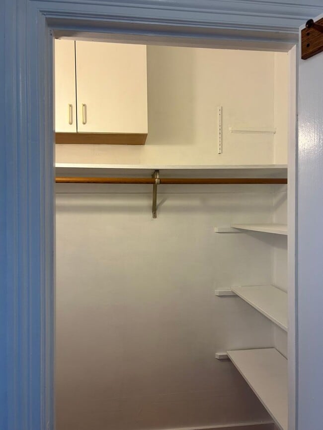 Building Photo - Russian Hill Large Studio Condo!