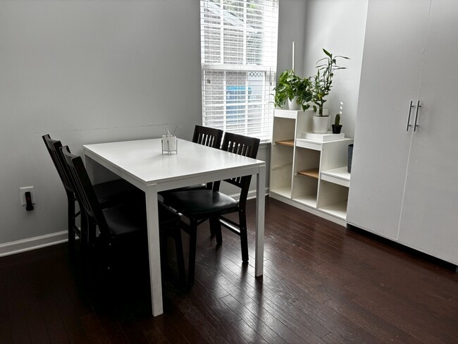 Building Photo - 5600 Moresby Ct