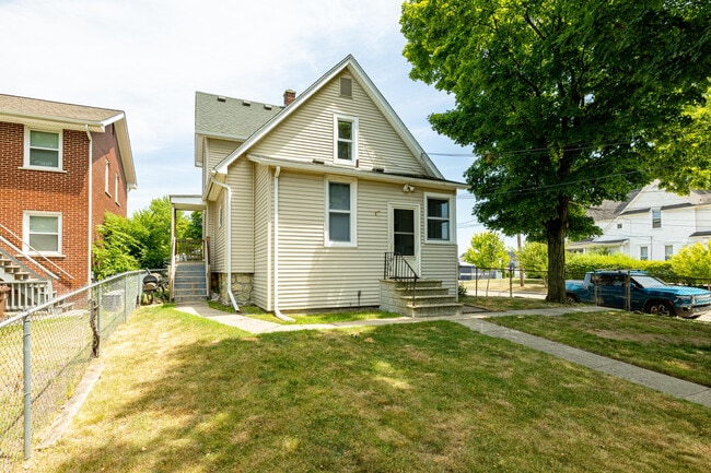 Building Photo - 405 Starkweather St
