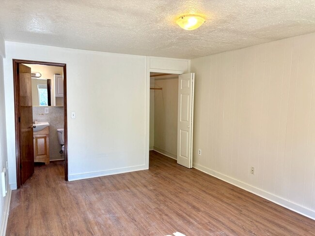 Building Photo - Powellhurst-Gilbert Updated 4 Bedroom/2 Ba...