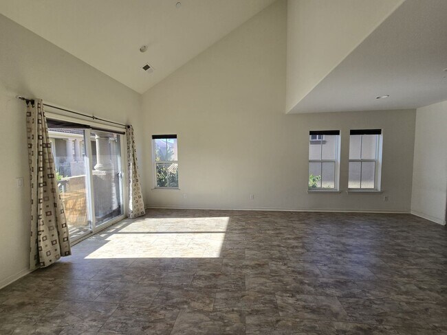Building Photo - Stunning 3BR 3.5 BATHROOM House in Hayward