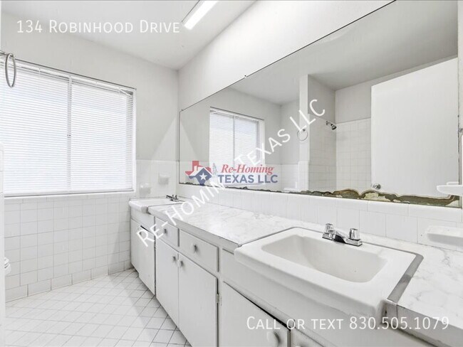 Building Photo - 134 Robinhood