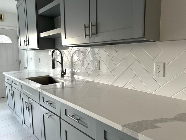 Building Photo - 143 W 2nd St