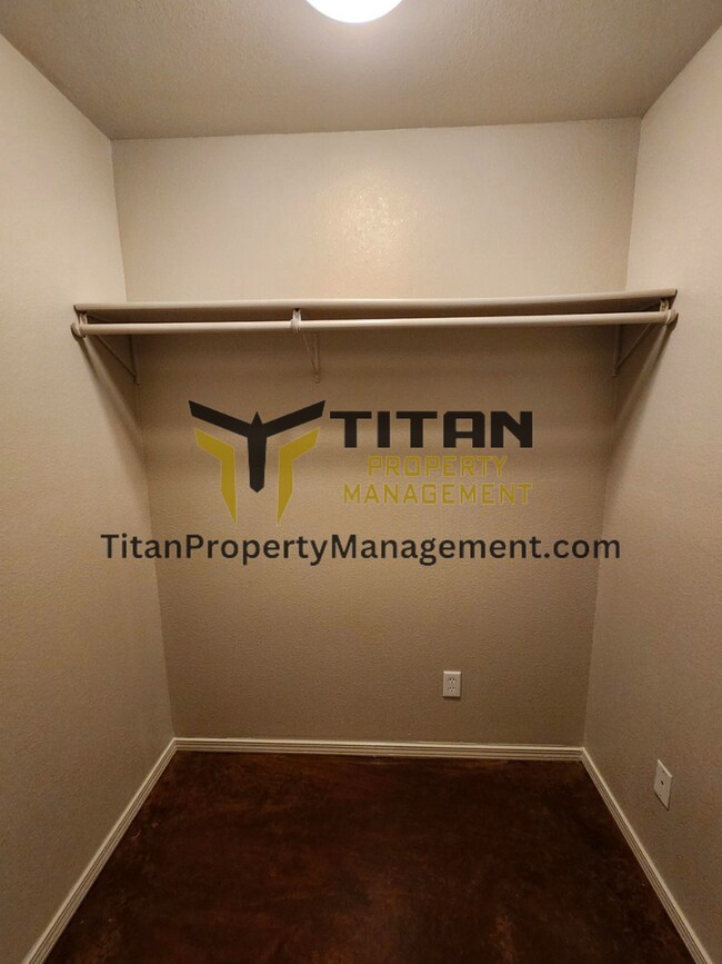 Building Photo - 3b/2b house