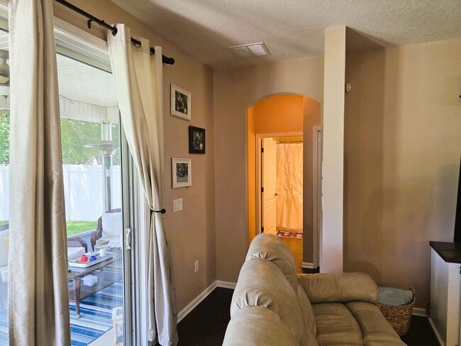Building Photo - Large Home On Cul-De-Sac!