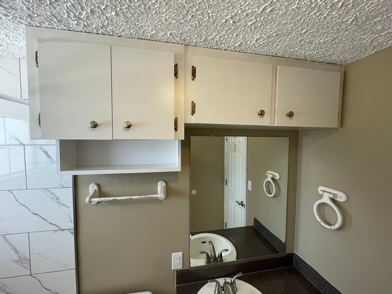 Building Photo - 1221 W Pierce St