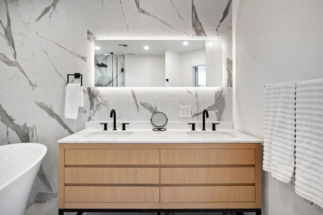 Building Photo - 2380 N Leonard Rd