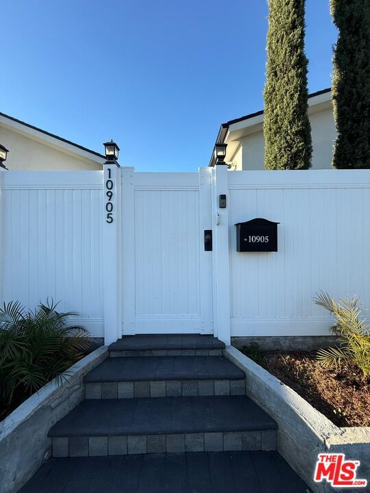 Building Photo - 10905 Olinda St