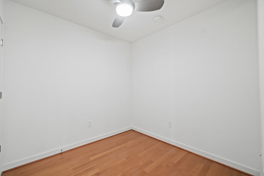 Den with closet - 1025 1st St SE