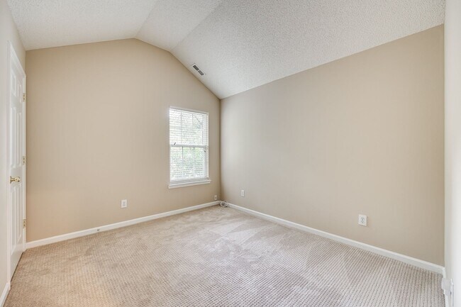 Building Photo - Beautiful, well maintained home in the hea...