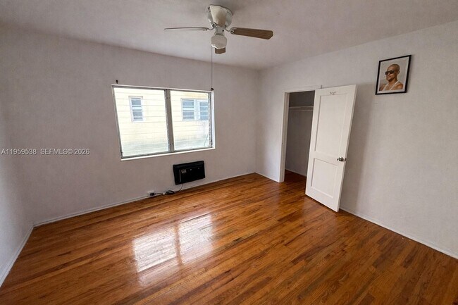 Building Photo - 945 Bay Dr