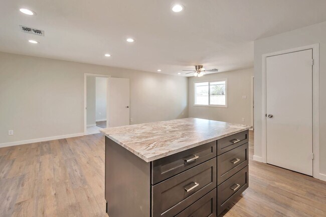 Building Photo - Amazing house on huge lot near ASU