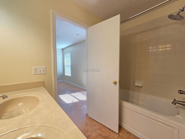 Building Photo - Majestic 4-Bed, 2-Bath Home in Avalon Park...