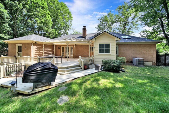 Building Photo - Lovely 3 Bed 2 Bath Ranch Home in South Park!