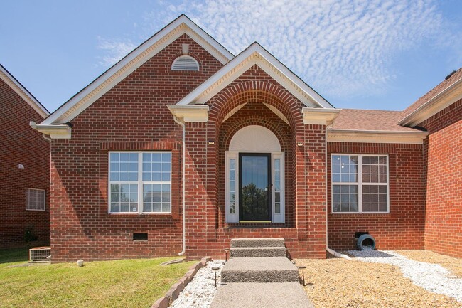 Building Photo - Charming Hendersonville Home!