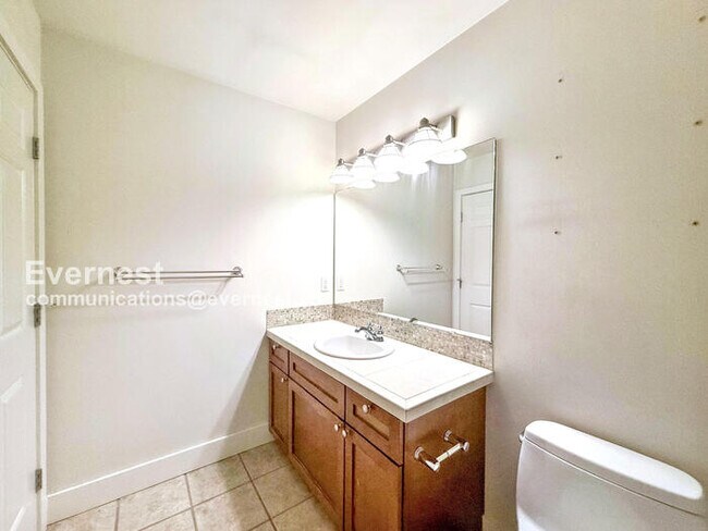 Building Photo - 133 Queen Anne Ave N