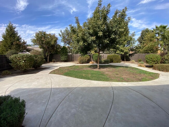 Building Photo - NW Visalia Home Available now, October SPE...