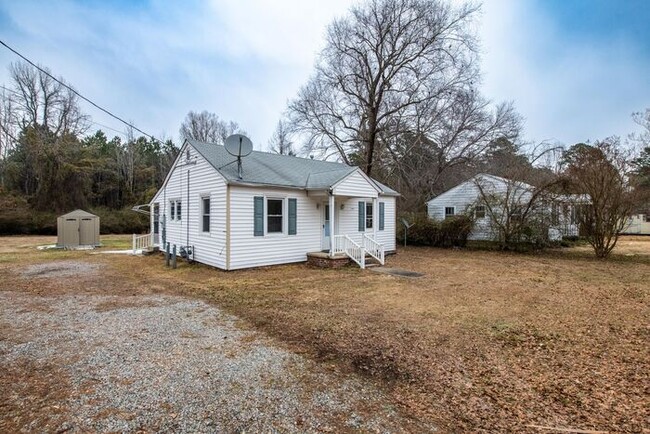 Building Photo - Cozy 2/1 with large backyard