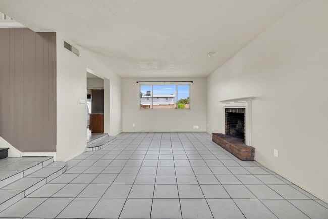 Building Photo - 6 Bedroom! 4 1/2 BATHS!  ASU! Diving Pool! Less than 1 mile to campus