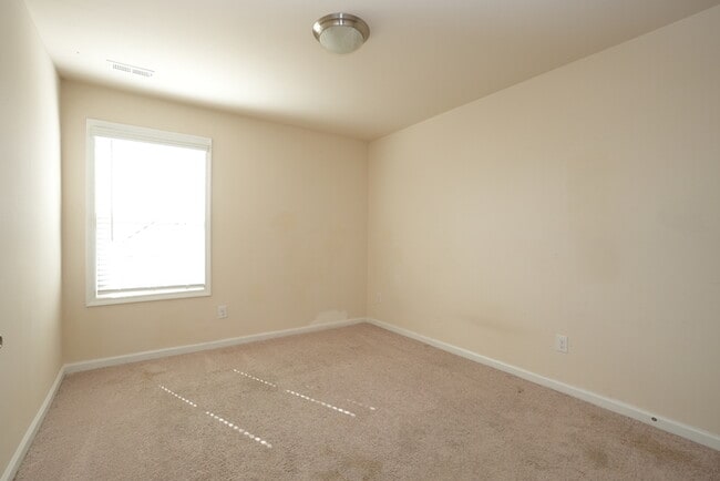 Building Photo - Beautiful townhome in desirable Terrell Community