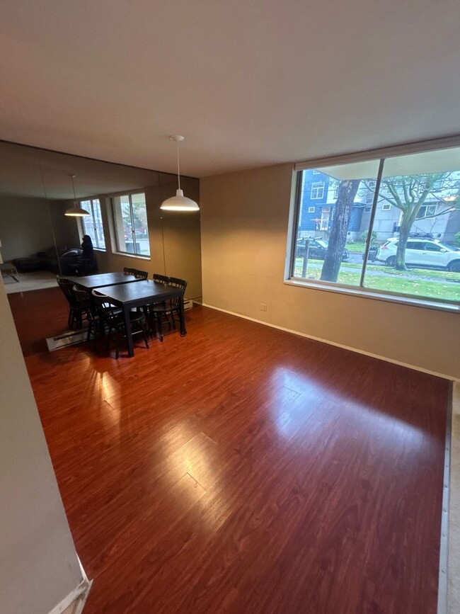 Building Photo - Fantastic 2 Bed 2 Bath Condo in the U Dist...