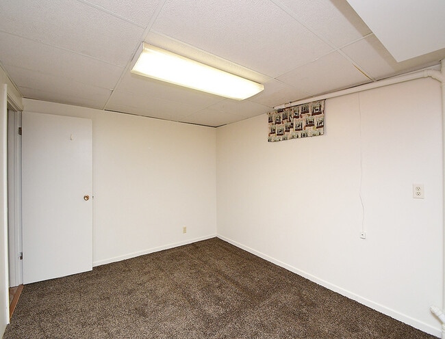 Building Photo - 405 E 5th St