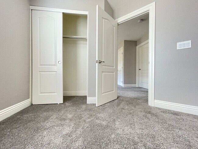 Building Photo - Beautiful 4-Bedroom Home with Den in Mountain’s Edge