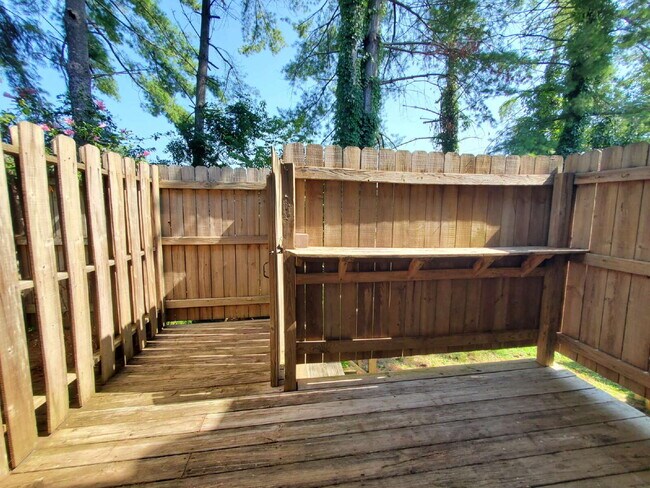 Building Photo - "Charming 2-Bed Townhouse Retreat with Modern Comforts in Hendersonville!"