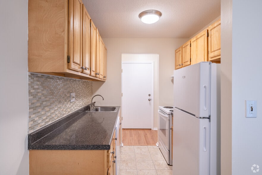 2BR, 1BA - 850SF - Stoney Brook Village