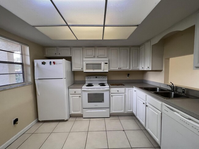 Building Photo - 2050 Oleander Blvd