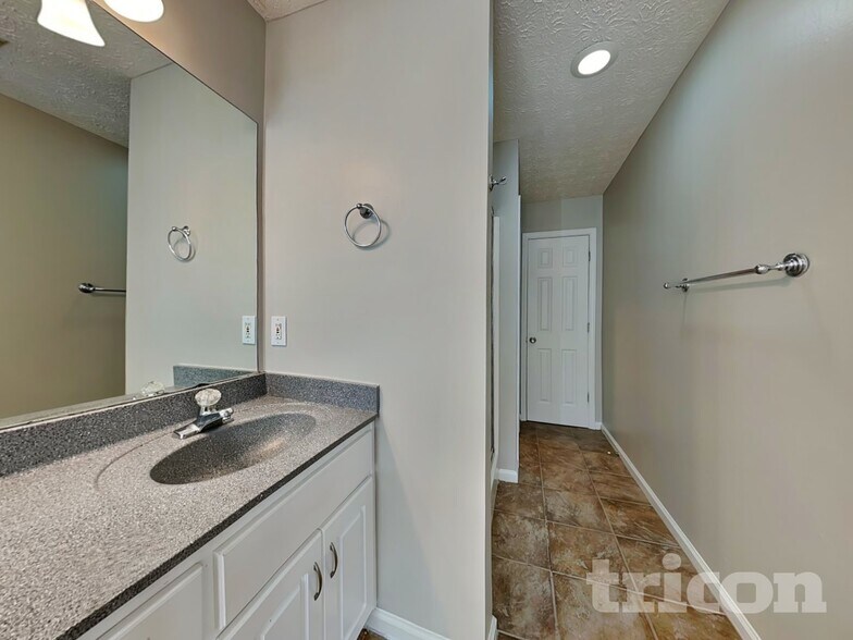 Building Photo - 2051 Meadowglen Ln