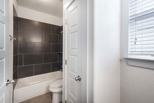 Building Photo - 1408 Casa Dr