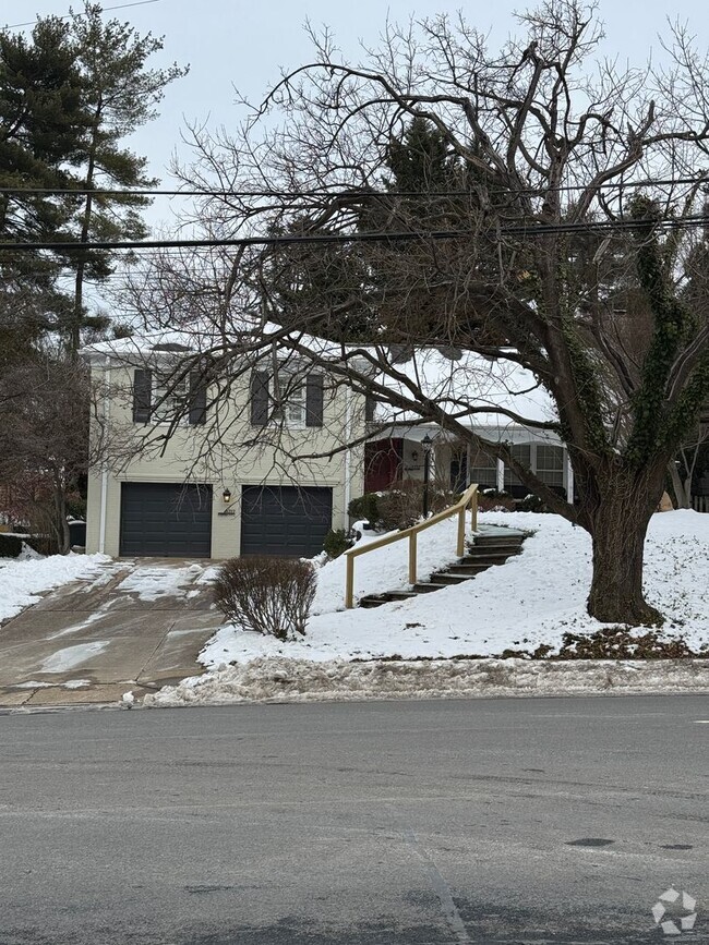 Building Photo - Bethesda/Friendship Heights Four Bedroom I...