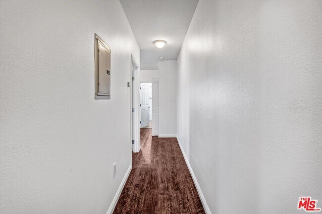 Building Photo - 5319 1/2 Normandie Ave