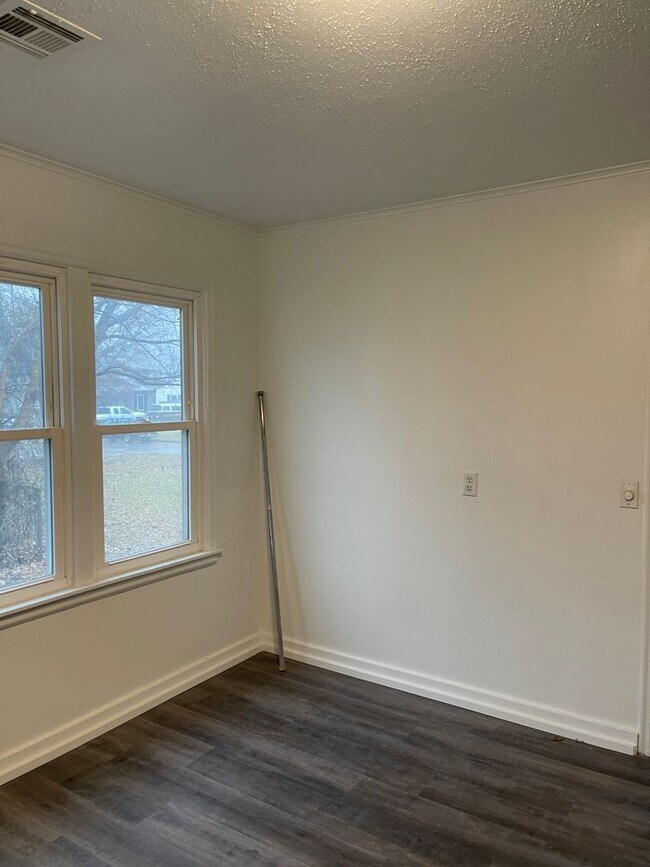 Building Photo - Fully Updated Home Just A Short Distance T...