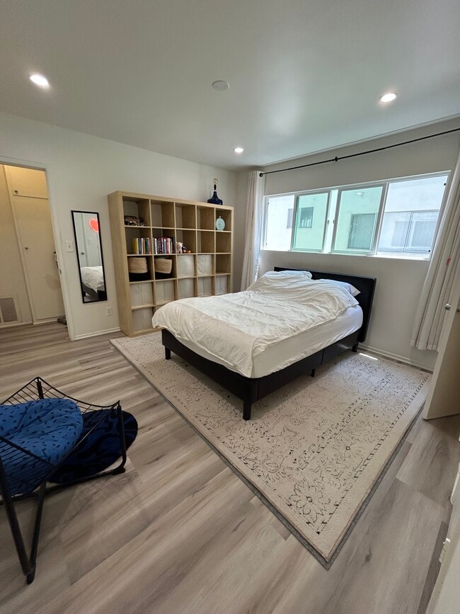 Bedroom - 123 S St Andrews Pl