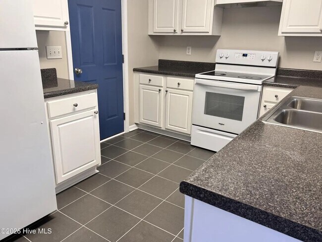 Building Photo - 3 Bedroom & 2.5 Bathroom Townhouse