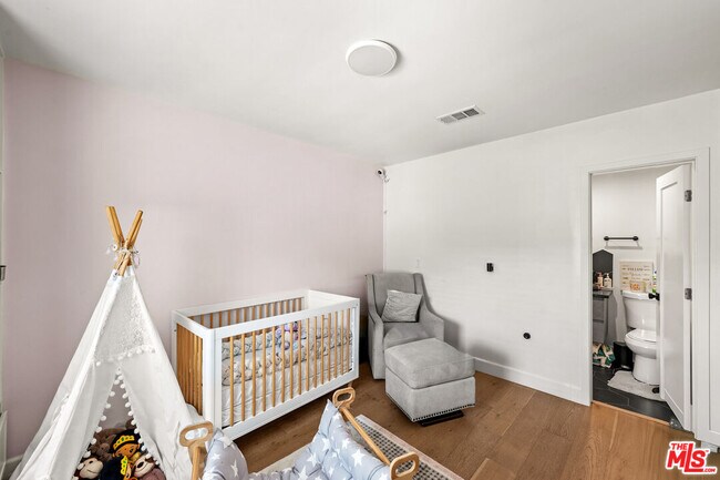 Building Photo - 3871 Roxton Ave