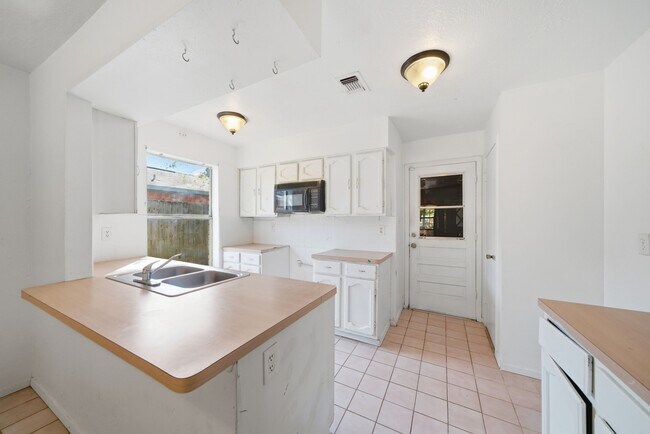 Building Photo - 16957 Glen Eagle Dr N