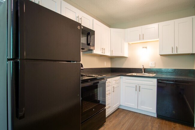Building Photo - Inner East Side Updated 1Bdr w/Dishwasher & Off-Street Parking!