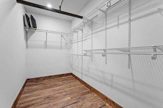 Building Photo - 301 E Walnut St