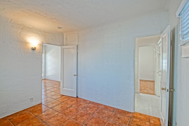 Building Photo - 3809 Crest Dr