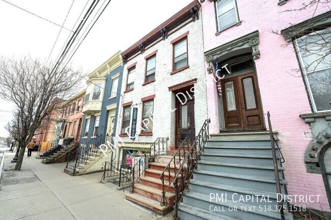 Building Photo - 278 Lark St