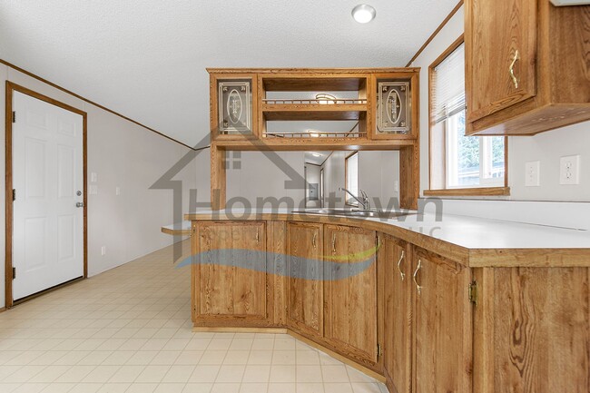 Building Photo - 2 Bedroom 1 Bath Home with Off-Street Park...