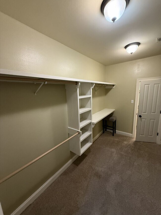 Building Photo - Charming 3 Bedroom Home in Willowbrook Sub...