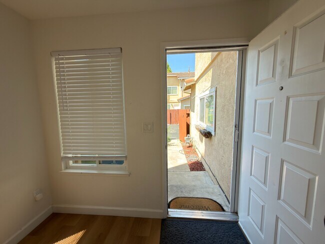 Building Photo - Prime Santa Clara Location | Bright 3BR/2.5BA End-Unit | 2 Primary Suites | Central Heat & AC